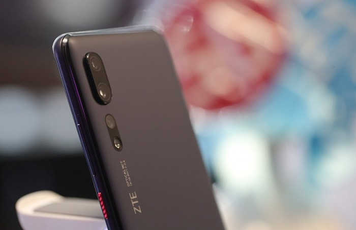 Расположение модулей основной камеры смартфона ZTE Axon 10s Pro